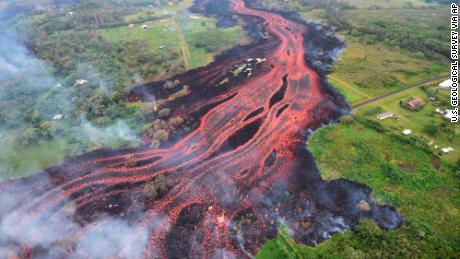 Il vulcano Hawaii Kilauea sputa lava ovunque