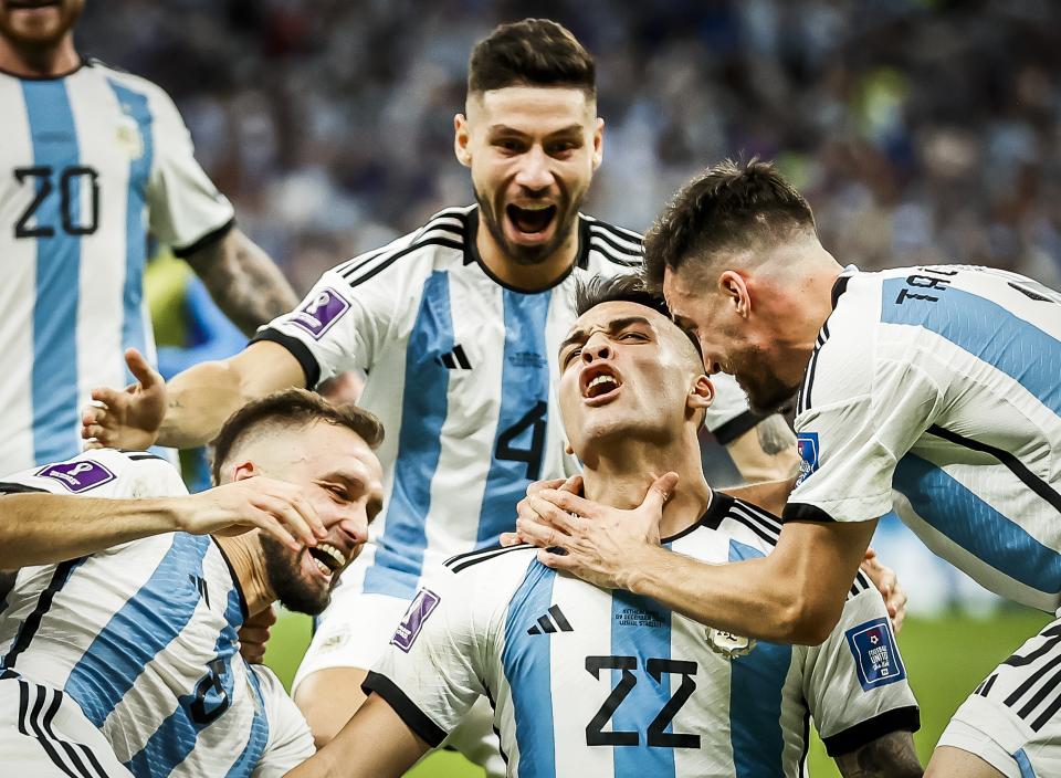 L'invocazione - L'argentino Lautaro Martinez esulta dopo il calcio di rigore decisivo durante la partita dei quarti di finale della Coppa del Mondo del Qatar 2022 tra Paesi Bassi e Argentina allo stadio Lusail il 9 dicembre 2022 ad Al Daayen, Qatar.  ANP KOEN VAN WEEL (Photo by ANP via Getty Images)